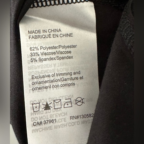 ✨NWT✨ Women’s V-Neck T-Shirt- Size XL - Picture 4 of 4